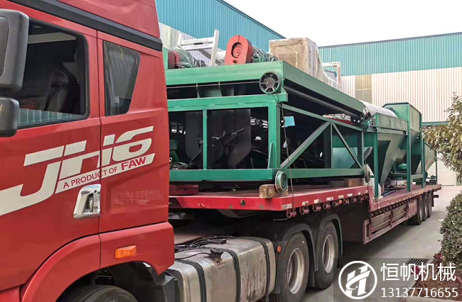 槽式翻拋機(jī)、滾筒篩分機(jī)裝車