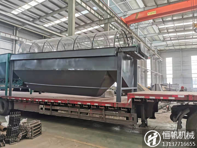 貴州貞豐縣牛糞有機(jī)肥粉狀生產(chǎn)線裝車發(fā)貨(圖2) 貴州滾筒篩分機(jī)